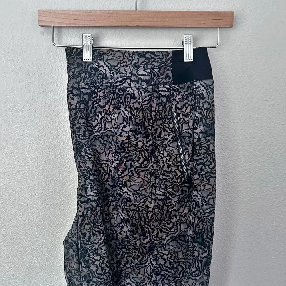 ATHLETA | Trekkie North Pants Kinetic Abstract Black Joggers Plus | Size 22 - Picture 4 of 9